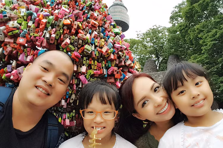 Trong chuyến du lịch, hai nhóc tì nhà sao Việt hào hứng khám phá những địa danh nổi tiếng ở xứ sở kim chi cùng với bố mẹ.