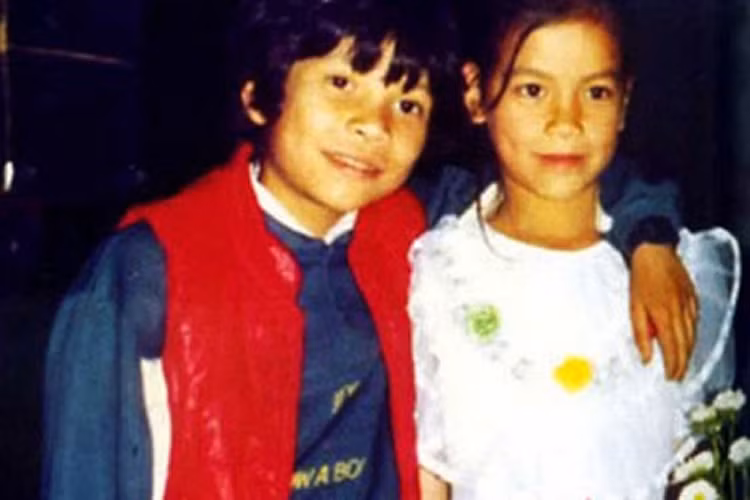 Hồ Ngọc Hà là một trong những mỹ nhân nổi bật nhất showbiz Việt suốt những năm 2000. Cô sở hữu vẻ đẹp lai khác biệt cùng vẻ mặn mà, gợi cảm. Thế nhưng trước khi trở thành nữ ca sỹ hàng đầu V-biz như ngày hôm nay, Hồ Ngọc Hà từng kém nổi bật với nhan sắc thường thường bậc trung và những vai diễn không mấy ấn tượng. Từ nhỏ, Hà Hồ khá nổi bật với những nét rất Tây trên khuôn mặt. 