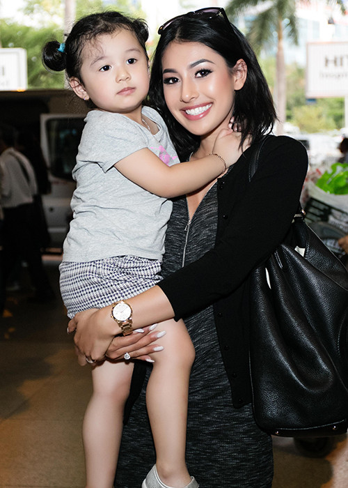 Jacqueline cưng nựng bé Na - con gái Jennifer Phạm khi cô nhóc cùng mẹ ra sân bay.