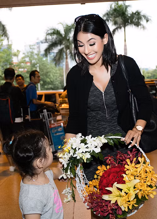 HH Jennifer Pham ra san bay don con trai ve Viet Nam-Hinh-10