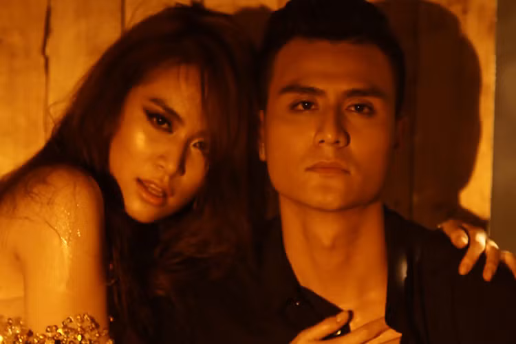 Hoang Thuy Linh hon Vinh Thuy say dam-Hinh-4