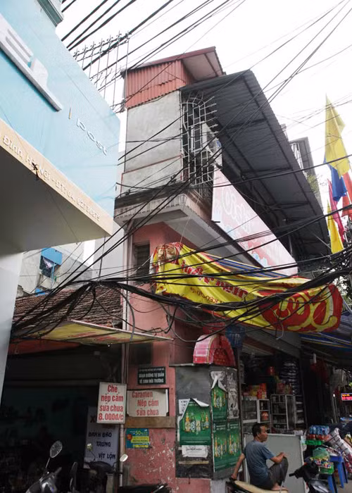 Tầng trên được xây nhô ra một đoạn và được lợp bằng tôn. 