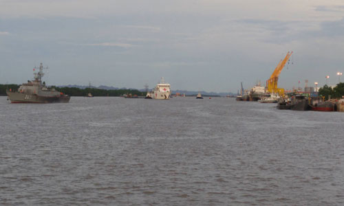 Tàu bệnh viện HQ-561 của Quân chủng Hải quân đưa các thi thể phi hành đoàn CASA-212 gặp nạn được tìm thấy cập cảng chiều tối ngày 28/6.