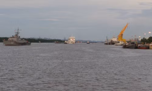 Tàu bệnh viện HQ-561 của Quân chủng Hải quân đưa các thi thể phi hành đoàn CASA-212 gặp nạn được tìm thấy cập cảng chiều tối ngày 28/6.