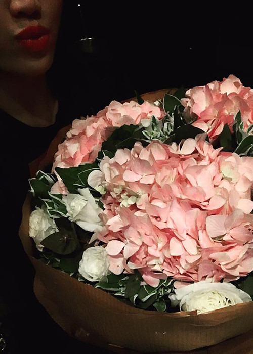 Trên trang cá nhân, nữ ca sĩ xinh đẹp hạnh phúc khoe hình ảnh bó hoa nhận được trong ngày sinh nhật. (Ảnh: Facebook Bảo Thy)