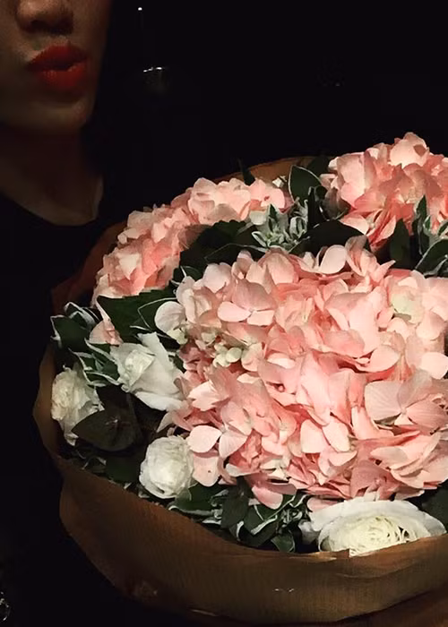 Trên trang cá nhân, nữ ca sĩ xinh đẹp hạnh phúc khoe hình ảnh bó hoa nhận được trong ngày sinh nhật. (Ảnh: Facebook Bảo Thy)