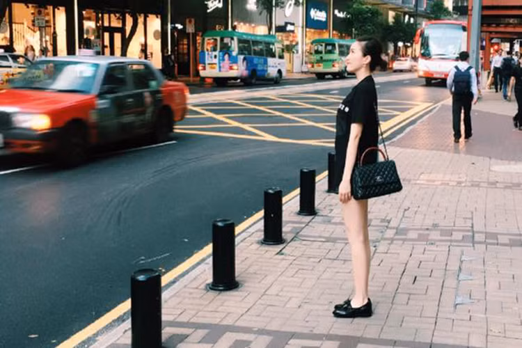 "Công chúa bong bóng" dạo chơi trên đường phố của xứ cảng thơm trong trang phục trẻ trung, năng động tông màu đen. (Ảnh: Facebook Bảo Thy)