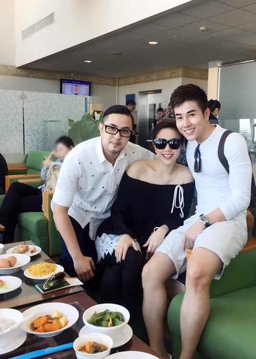 Bảo Thy còn sang xứ cảng thơm cùng một người bạn là chuyên gia trang điểm Phạm Mon Quân. (Ảnh: Facebook Thế Bảo)