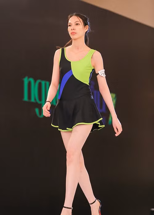 Ly Qui Khanh cat ao tam cua thi sinh Next Top Model