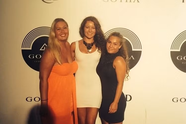 Cô cũng thường mang bạn mình tới các sự kiện thảm đỏ.