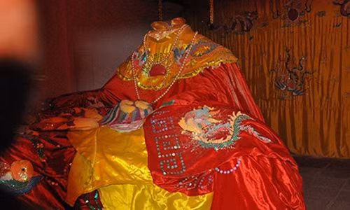 Am Mỵ Châu có một bức tượng đá kỳ lạ mang dáng dấp một phụ nữ ngồi xếp bằng tròn, hai tay buông dọc, bàn tay đặt trên gối và không có đầu.