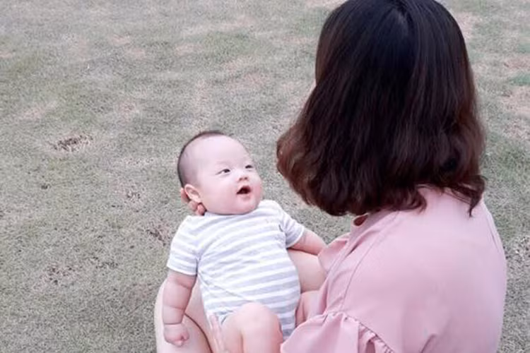 Ngày 25/6 vừa qua, bé Khoai Tây - con trai hot girl Ly Kute tròn 3 tháng tuổi. Kể từ khi chào đời, cậu nhóc đã nhận được sự chú ý của cư dân mạng bởi bé càng ngày càng dễ thương, đáng yêu. 