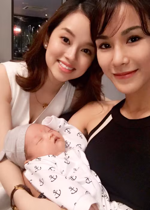 Để mừng con trai đầy tháng tuổi, nữ diễn viên phim “Nhật kí Vàng Anh” đã tổ chức một bữa tiệc hoành tráng. 