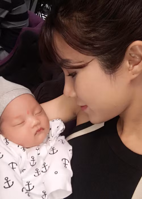 Bé Khoai Tây say sưa ngủ khi được Diệp Lâm Anh - em họ của Ly Kute bồng trên tay vào ngày cậu nhóc tròn một tháng tuổi. 