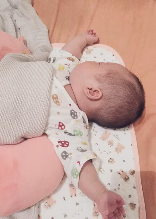 Tiết lộ hình ảnh bé Khoai Tây đã có một giấc ngủ ngon, Ly Kute hài hước viết: “Mẹ cứ đi làm đi ạ. Khoai Tây ở nhà ngoan lắm, không quấy bà đâu ạ". 