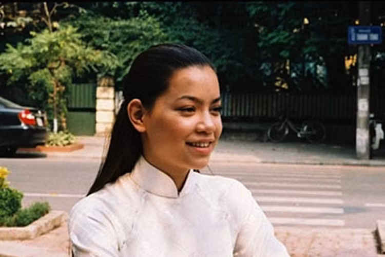 Hà Hồ năm 2005 với "Chiến dịch trái tim bên phải" vẫn có làn da ngăm đen cùng những đường nét khá thô trên gương mặt. 