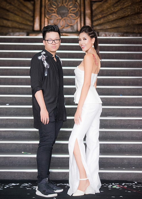 Để làm nổi bật hình xăm, Nguyễn Thị Loan chọn bộ cánh hở vai cùng phụ kiện: bông tai, túi xách và giày cao gót đều tông màu trắng. 