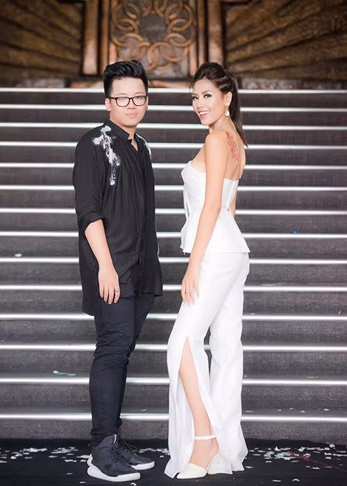 Để làm nổi bật hình xăm, Nguyễn Thị Loan chọn bộ cánh hở vai cùng phụ kiện: bông tai, túi xách và giày cao gót đều tông màu trắng. 