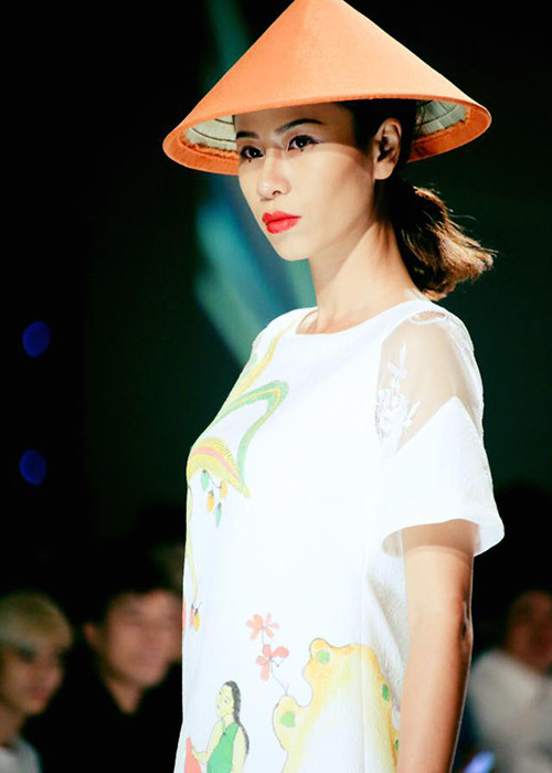 Vẻ chững chạc và cá tính giúp Yến Nhi nổi bật trong số dàn thí sinh cuộc thi Hoa khôi Áo dài Việt Nam 2016. (Ảnh: Facebook Yến Nhi)