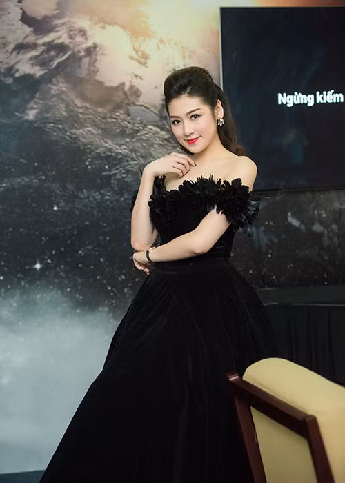 Á hậu 1 cuộc thi Hoa hậu Việt Nam 2012 khoe bờ vai trần gợi cảm.