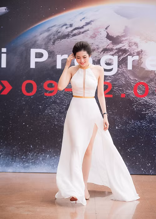 Á hậu Dương Tú Anh cũng tham gia sự kiện. Người đẹp khoe đôi chân nuột nà và trắng nõn của mình với bộ đầm xẻ tà táo bạo.