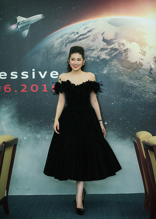 Ở phần sau của sự kiện, Á hậu Tú Anh chọn bộ đầm trễ vai màu đen, trang điểm nữ tính và tóc cột cao.