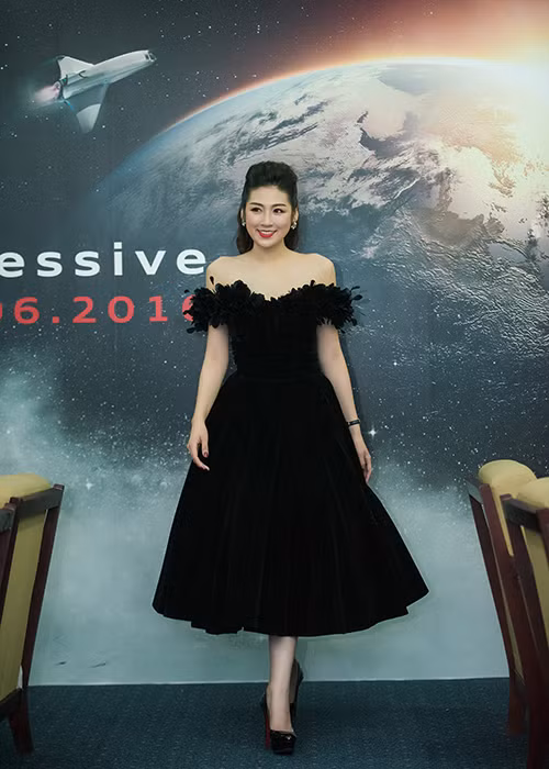 Ở phần sau của sự kiện, Á hậu Tú Anh chọn bộ đầm trễ vai màu đen, trang điểm nữ tính và tóc cột cao.