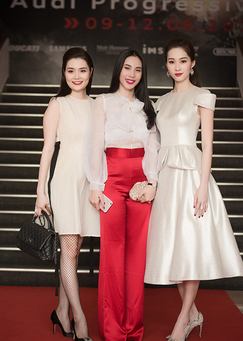 Tại sự kiện, Đặng Thu Thảo còn tự tin đọ sắc cùng ca sĩ Thủy Tiên. Nữ ca sĩ kết hợp áo trắng cùng quần suông màu đỏ rực.