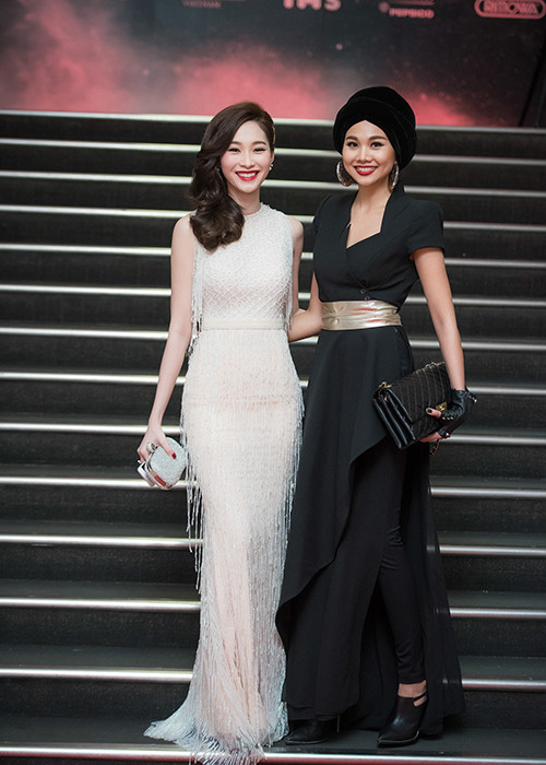 Ở phần sau của sự kiện, Đặng Thu Thảo và Thanh Hằng vẫn chọn phong cách đối lập. Theo đó, Thu Thảo diện váy tua rua cầu kỳ còn Thanh Hằng chọn set đồ tông đen cá tính.