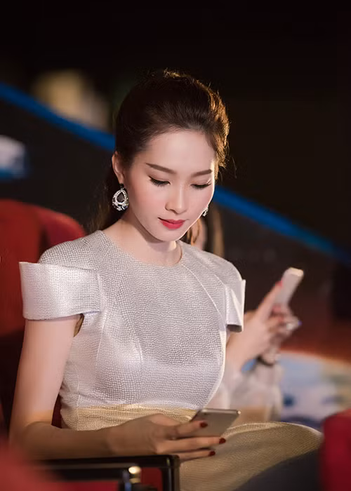 Sở hữu nhan sắc xinh đẹp cùng gu thời trang tinh tế, Hoa hậu Việt Nam 2012 luôn trở thành tâm điểm của sự chú ý mỗi lần xuất hiện.