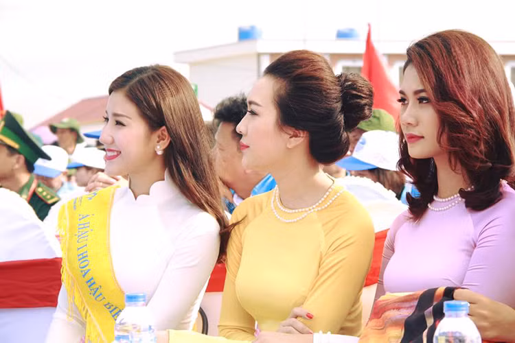 Vướng tin đồn hẹn hò thiếu gia Phan Thành, mới đây, Bảo Như một lần nữa lên tiếng phủ nhận. Người đẹp cho biết, cô lần đầu gặp Phan Thành trong sự kiện mà cô và vị thiếu gia này chụp chung và kể từ đó, cô chưa từng gặp lại anh. (Ảnh: Facebook Bảo Như)