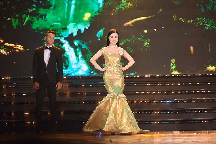 Vòng chung khảo phía Nam cuộc thi Hoa hậu Việt Nam 2016 vừa kết thúc. Một gương mặt ấn tượng lọt vào top 18 bước tiếp vào vòng chung kết là Lê Trần Ngọc Trân.