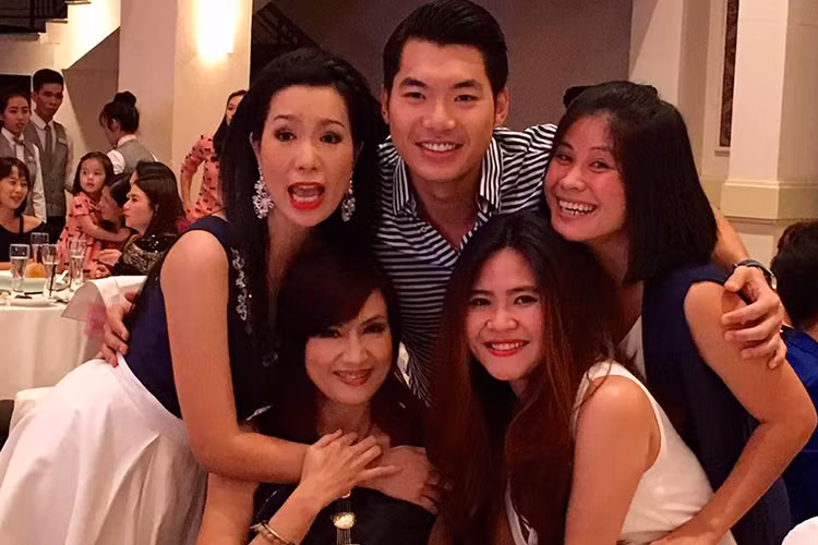 Người mẫu Trương Nam Thành cũng được Trịnh Kim Chi mời đến chung vui ngày con gái của cô tròn một tuổi.