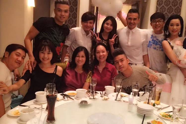 Hai diễn viên Lương Thế Thành và Hòa Hiệp (hai nghệ sĩ đứng cạnh Trịnh Kim Chi) hội ngộ tại tiệc mừng thôi nôi.