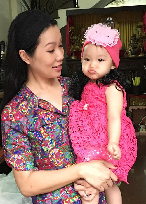 Bé Ánh Vy càng lớn càng dễ thương. Cô nhóc còn được nhận xét có nhiều nét đẹp giống mẹ.