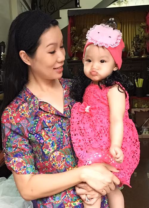 Bé Ánh Vy càng lớn càng dễ thương. Cô nhóc còn được nhận xét có nhiều nét đẹp giống mẹ.