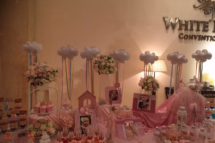 Diễn viên Trịnh Kim Chi đã đặt trên bàn tiệc nhiều bức ảnh của con gái chụp từ khi còn bé.