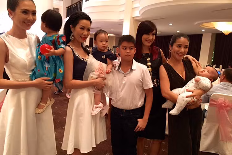 Tối ngày 23/6, Trịnh Kim Chi (thứ hai từ trái sang phải) đã mở tiệc thôi nôi cho cô con gái thứ hai. Nhiều nghệ sĩ Việt đã đến chúc mừng Trịnh Kim Chi và con gái của cô.