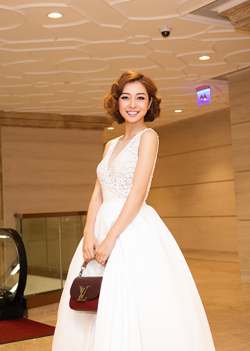 Jennifer Phạm diện chiếc váy ren trắng xẻ ngực do Lê Thanh Hòa thực hiện riêng cho người đẹp. 