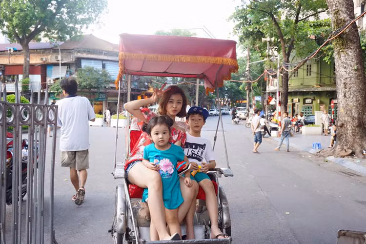 Hoa hậu châu Á tại Mỹ 2006 vui vẻ cùng hai con ngồi xích lô dạo quanh phố phường Hà Nội.