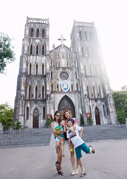 Jennifer Phạm đã dẫn cậu con trai đi khám phá phố phường Hà Nội trong những ngày bé ở Việt Nam.