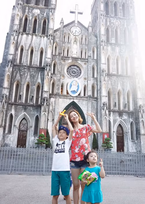 Được biết, cách đây không lâu, con trai Jennifer Phạm - bé Bảo Nam được mẹ đón từ Mỹ về Việt Nam để nghỉ hè.