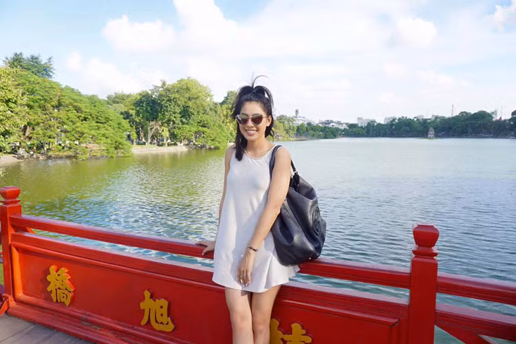 Em gái Jennifer Phạm năm nay 22 tuổi. Cô sở hữu nhan sắc xinh đẹp không thua kém chị gái.