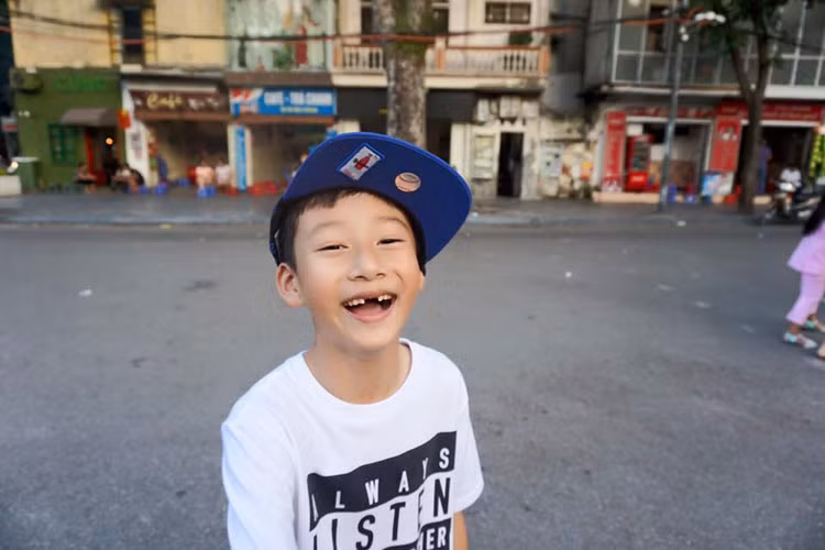 Con trai Jennifer Phạm hạnh phúc khi được đoàn tụ với mẹ và em gái ở Việt Nam.