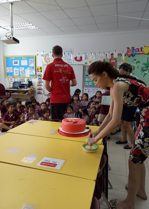 Trên trang cá nhân, Hà Hồ cho biết, cô đã mang bánh kem và thổi nến cùng con trai nhân ngày bé đón tuổi mới. Nữ ca sĩ còn hài hước tự nhận mình là “nữ hoàng tốc độ” khi lái xe rất nhanh đến trường học của con trai chỉ vì không muốn tới muộn bữa tiệc như cô đã hứa. (Ảnh: Facebook Hồ Ngọc Hà) 
