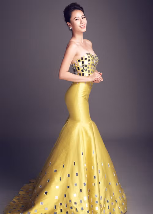 Yến Nhi sở hữu vẻ đẹp sắc sảo cùng khả năng ứng xử khá thông minh. Trước đêm chung kết Hoa khôi Áo dài Việt Nam 2016, cô thường xuyên có mặt trong nhóm xuất sắc nhất. 