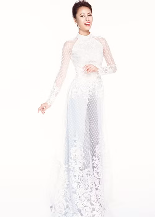 Là một trong số những thí sinh có kinh nghiệm trình diễn và chinh chiến ở cuộc thi sắc đẹp quốc tế, Yến Nhi được kỳ vọng trở thành Hoa khôi Áo dài Việt Nam 2016. 