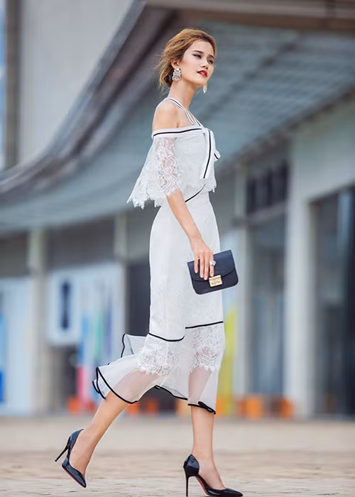 Chân dài 9x đã lựa chọn trang phục với hai màu đơn giản đen - trắng, được thiết kế giúp người mặc nổi bật vẻ nữ tính.