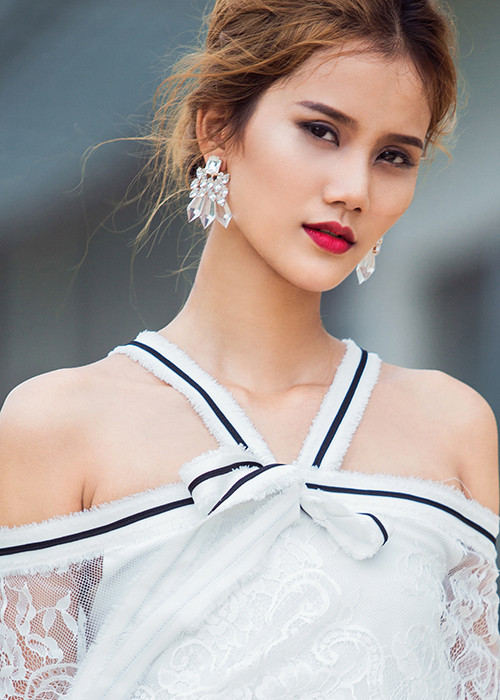 Hương Ly khoe vẻ đẹp thanh thiết trên đường phố Sài Gòn trong mùa mưa.