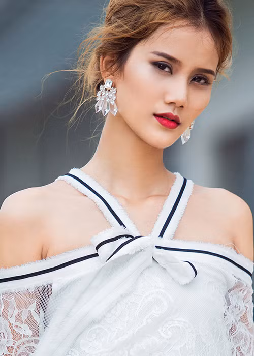 Hương Ly khoe vẻ đẹp thanh thiết trên đường phố Sài Gòn trong mùa mưa.